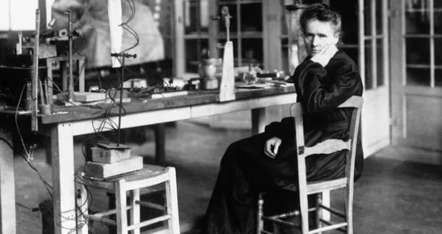 Marie Curie em seu laboratório