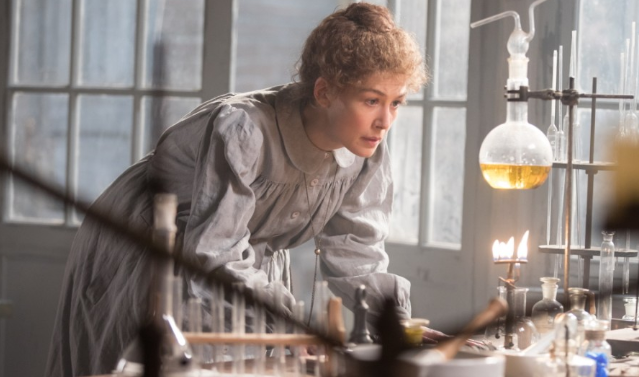 Rosamund Pike como Marie Curie no filme Radioactive