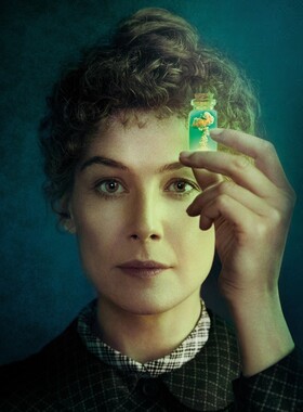 Rosamund Pike como Marie curie